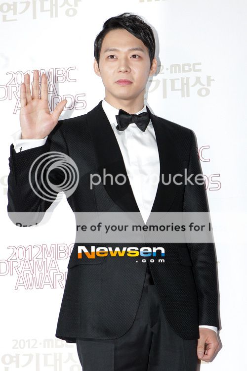 [30.12.12][Pics] Yoochun - MBC Drama Awards  201212311229462810_1_zpsee4d26ad